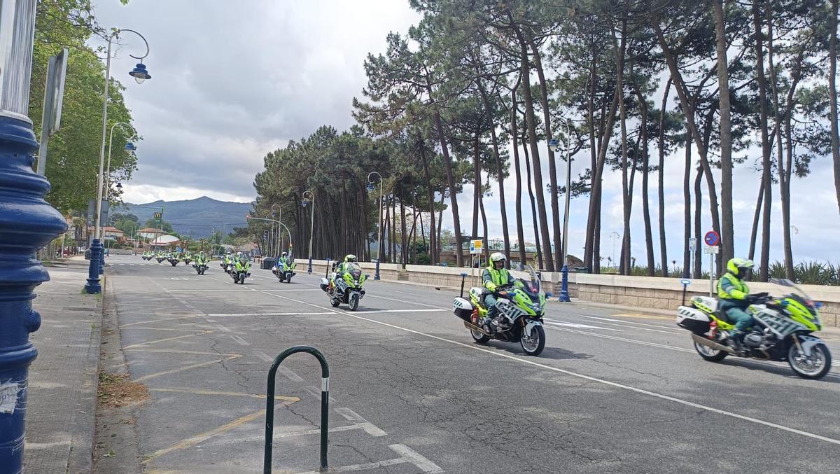 Motoristas de la Guardia Civil en la Avenida de Samil en la mañana de este sábado