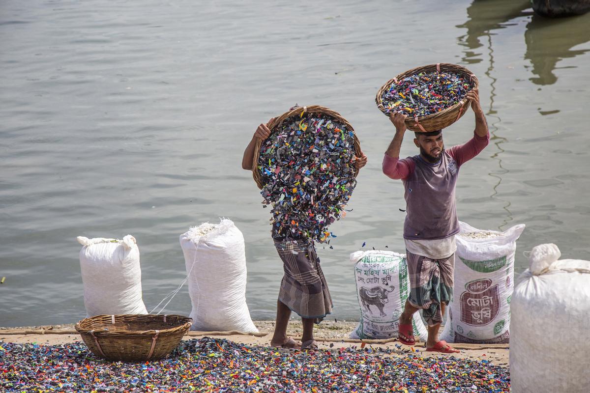 Bangladesh apuesta por la industria del reciclaje de plásticos