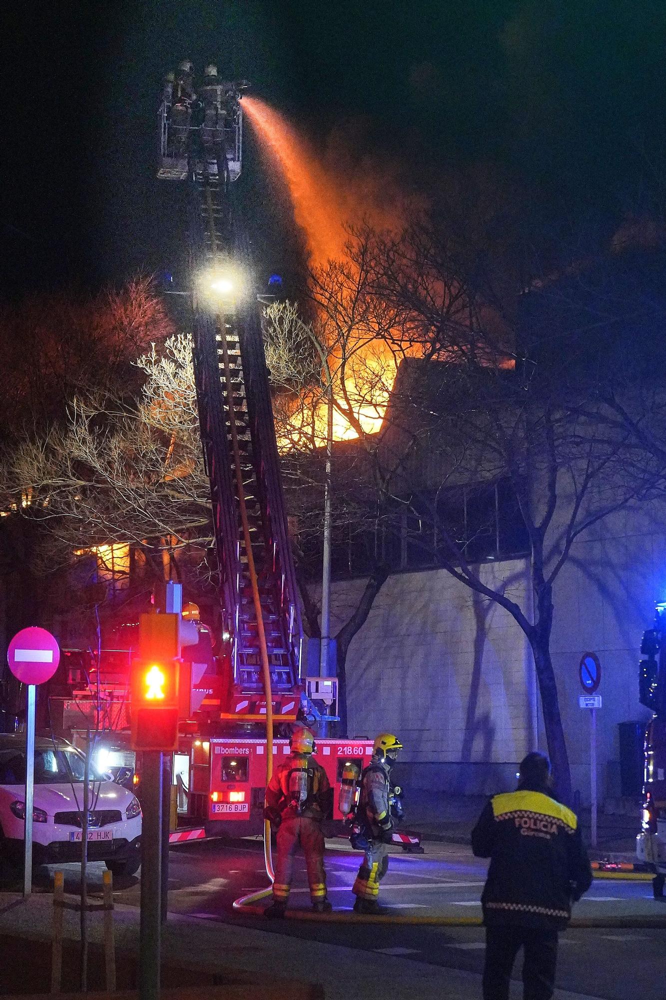 Espectacular Incendi en un concessionari de motos de Girona