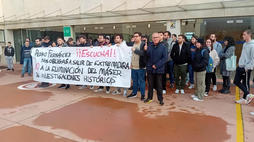 Estudiantes de Historia de la UEx protestan contra la supresión de un máster