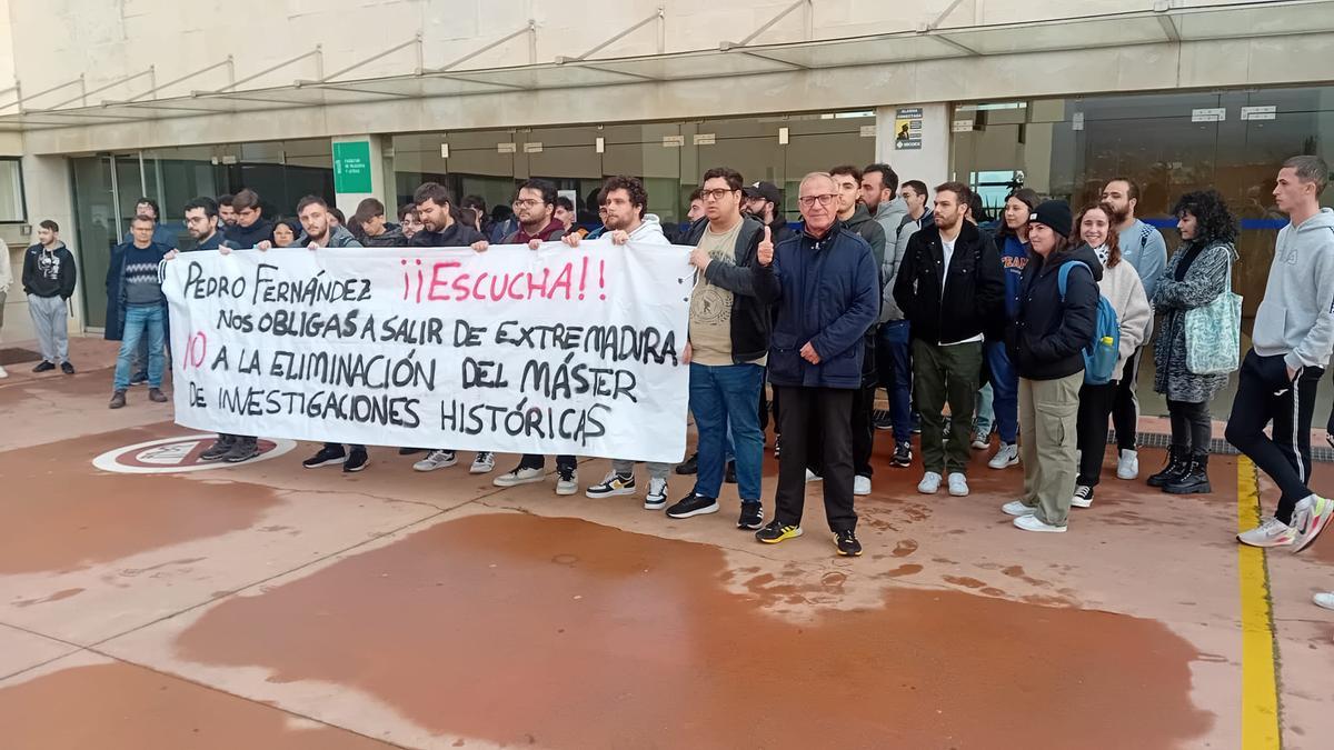 Universitarios protestan ayer a las puertas de la Facultad de Filosofía y Letras, en Cáceres, contra la supresión de un máster.