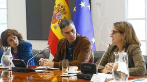 (I-D) La vicepresidenta primera y ministra de Hacienda, María Jesús Montero; el presidente del Gobierno, Pedro Sánchez, y la vicepresidenta tercera y ministra para la Transición Ecológica y el Reto Demográfico, Teresa Ribera, durante una reunión del Comit
