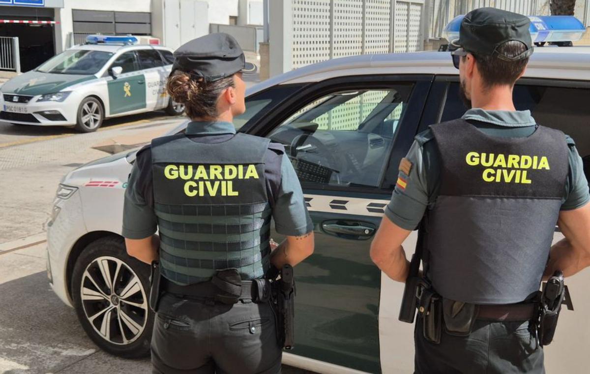 Dos agentes en una imagen cedida por la Guardia Civil. | G.C.