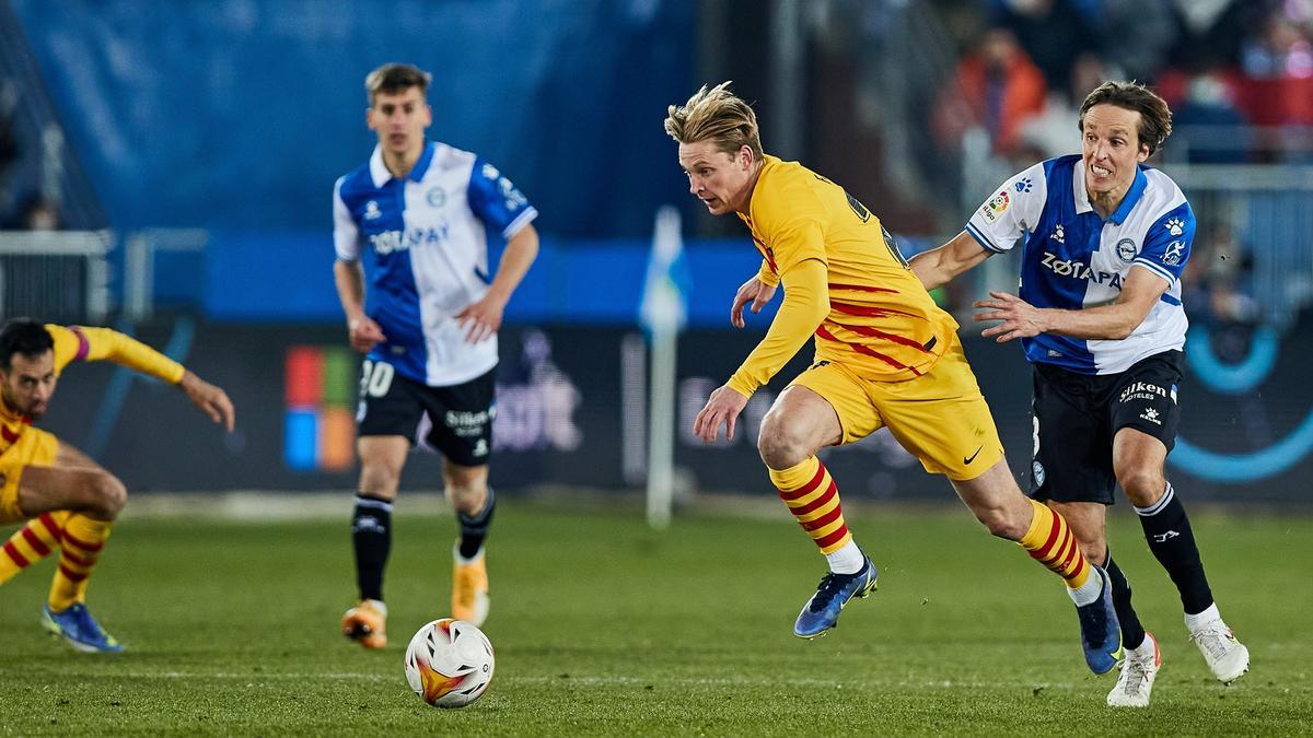 Pina agarra a Frenkie de Jong en una jugada que no mereció tarjeta para el árbitro.