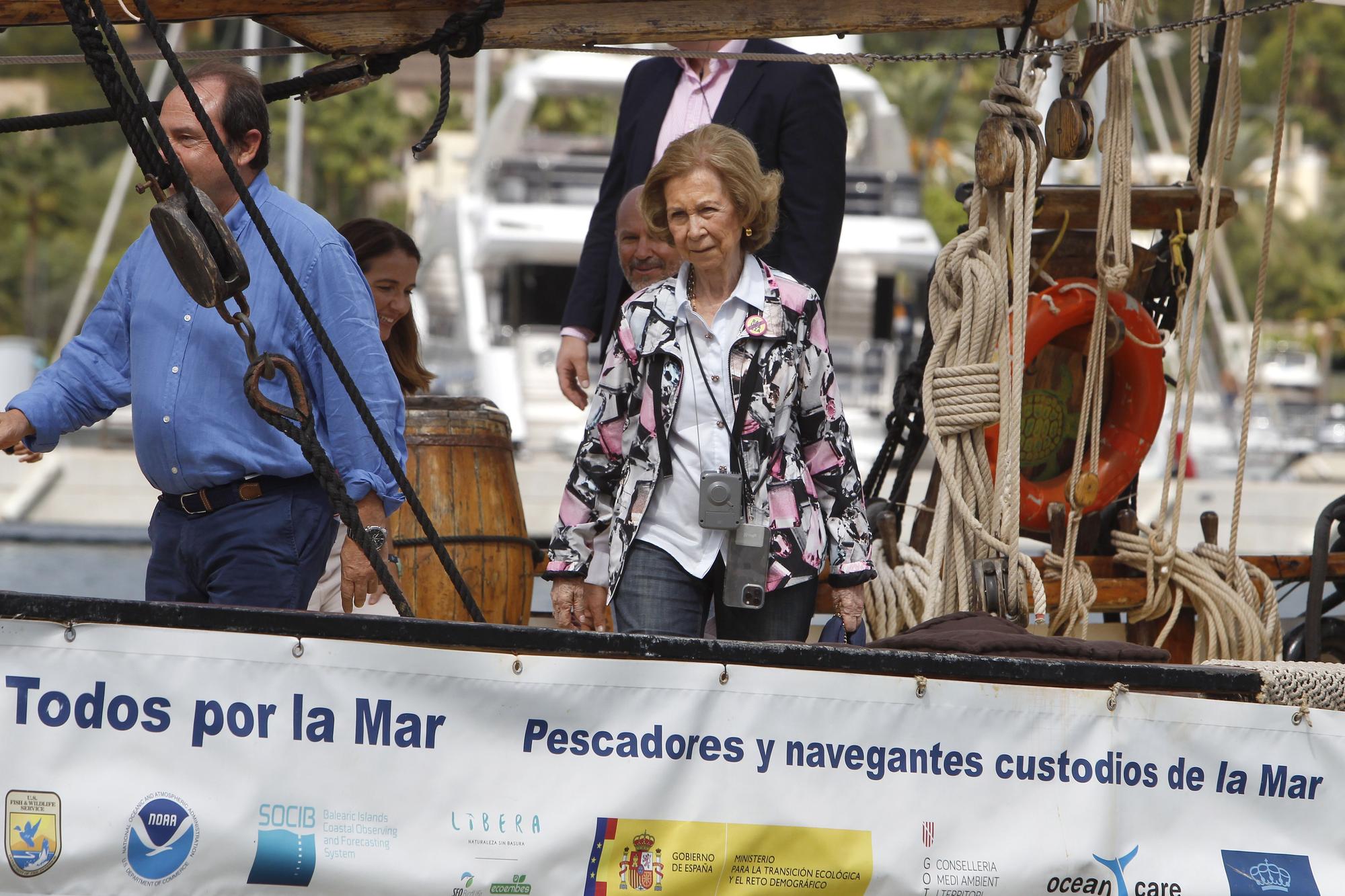 La Reina Sofía participa en la recogida de residuos marinos en Mallorca