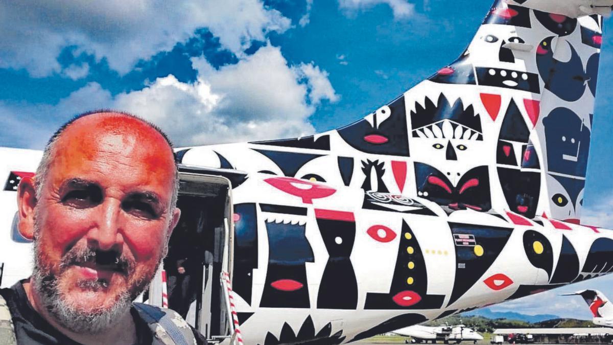 Alberto Campa, a punto de embarcar en un avión bimotor hacia Papúa Nueva Guinea. | A.C.