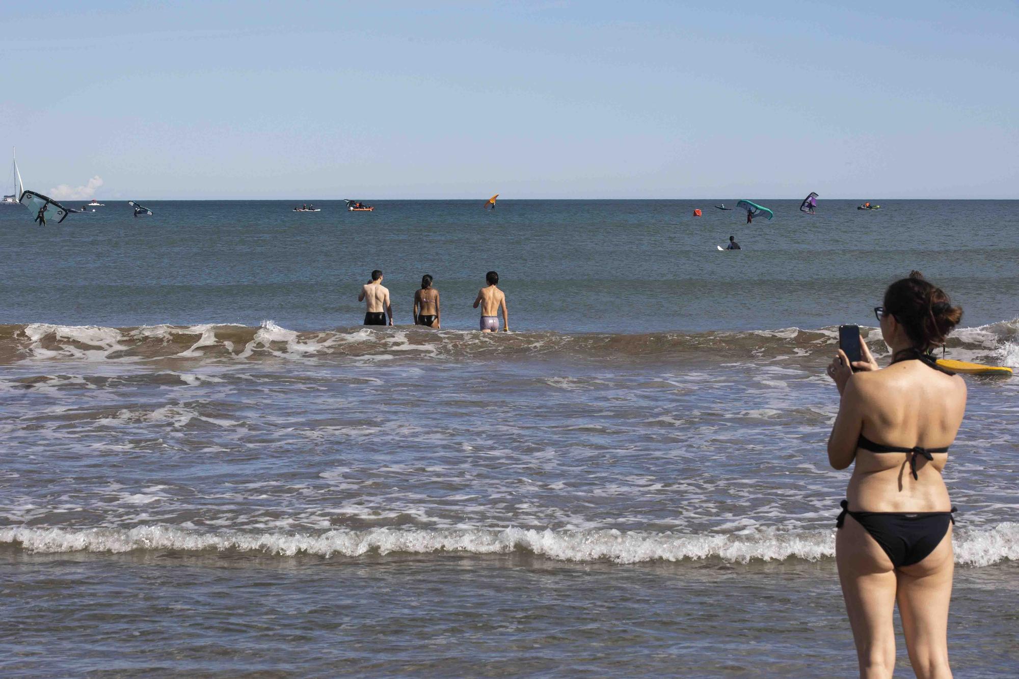 Baños en la playa para dar la bienvenida a noviembre