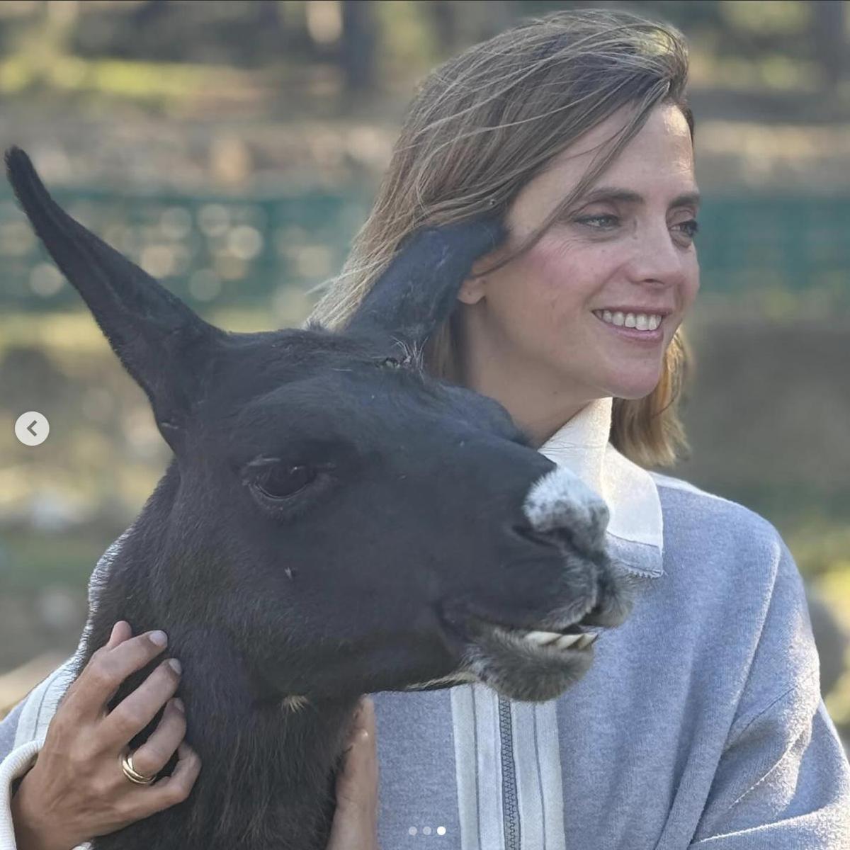 Macarena Gómez posando con su llama