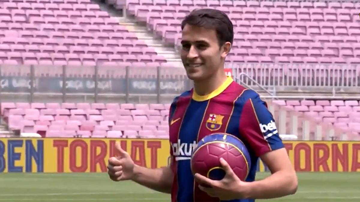 Eric Garcia pisa como azulgrana el césped del Camp Nou