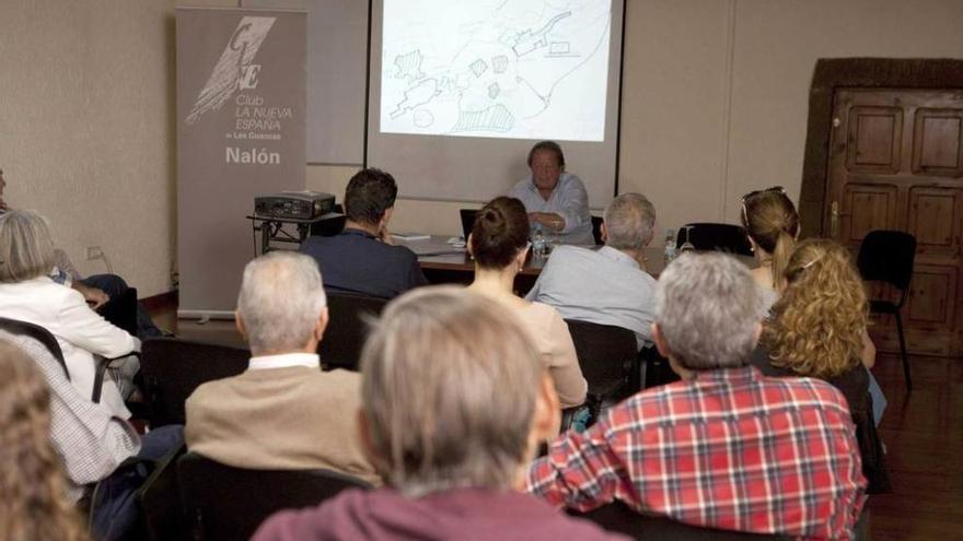 José Ramón Fernández Molina, durante la conferencia que impartió en Ciaño.