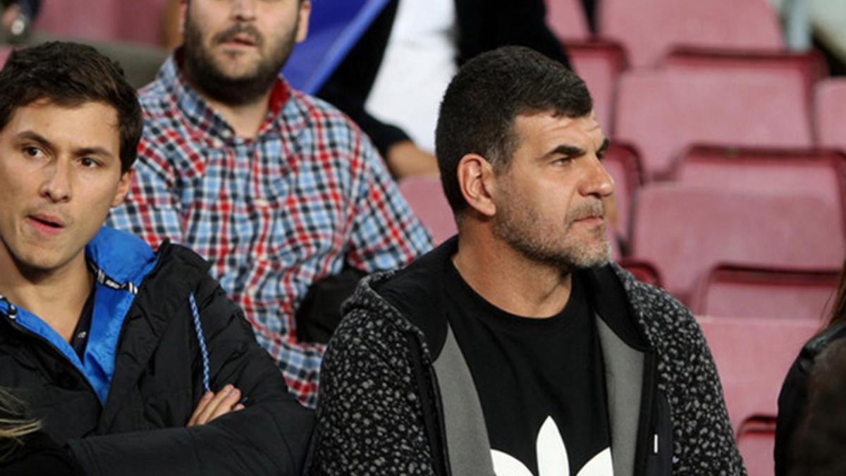 Marcelo D'Andrea (derecha), masajista de la selección argentina, en la grada del Camp Nou durante un partido del FC Barcelona