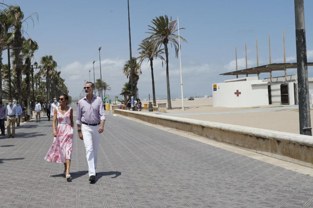 Letizia y Felipe en Valencia: los reyes pasean por la playa de Las Arenas