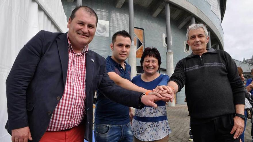 César Álvarez, alcalde de Vegadeo y emprendedor, Joel García, Andrea González y Antonio Martínez, ayer en la feria de Vegadeo.