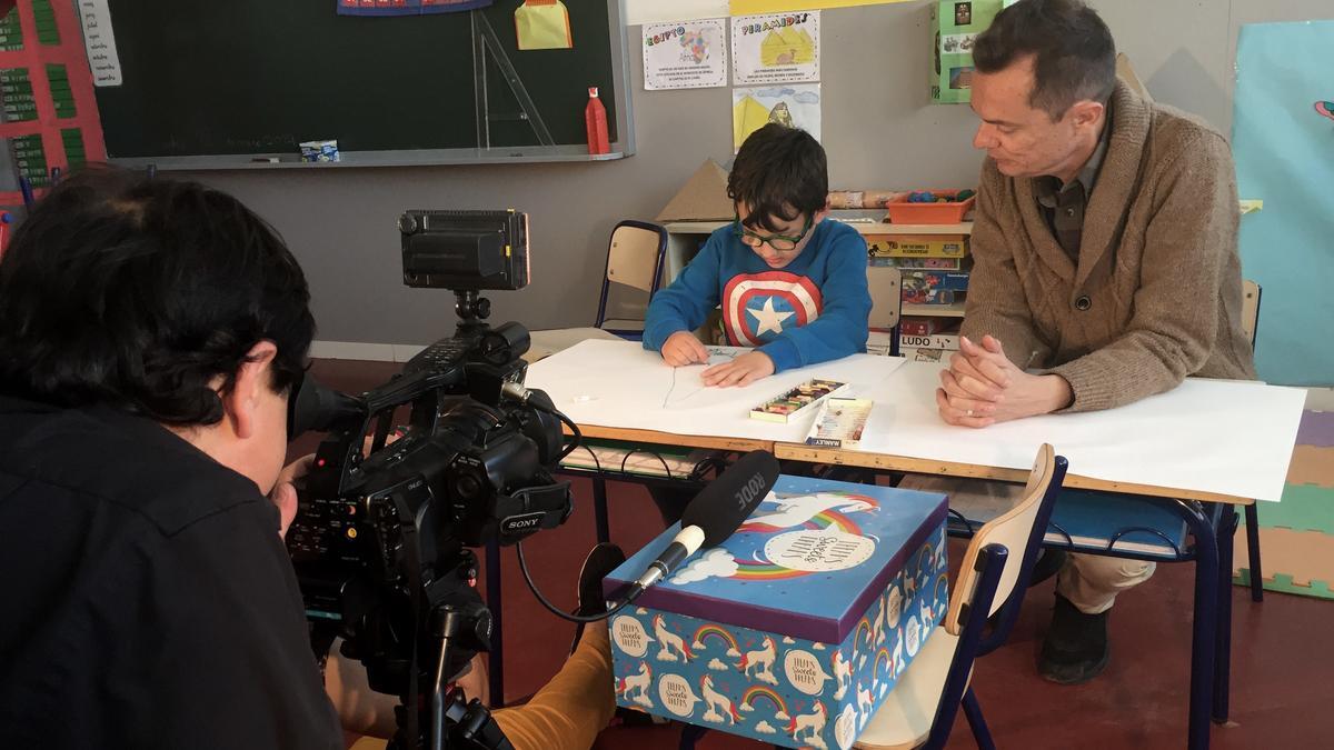 Sami Natsheh, tras la cámara, y Arly Jones, junto a uno de los escolares que dibuja, durante la grabación del corto