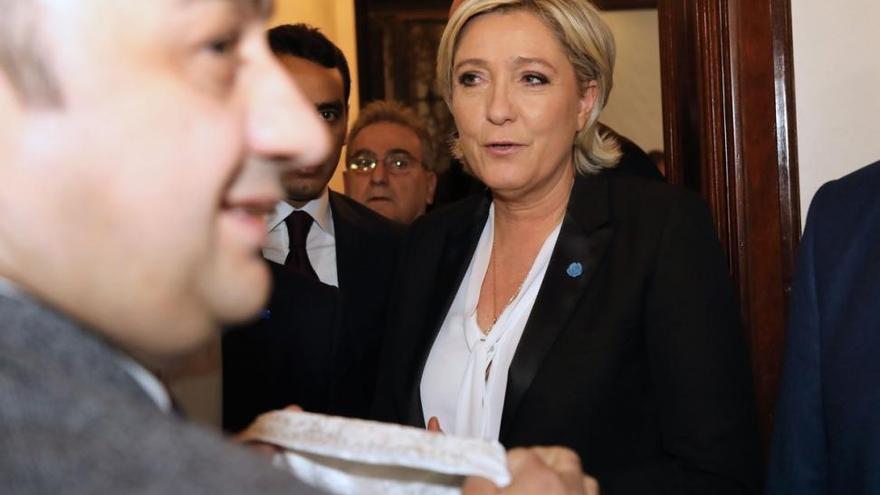 Le Pen la lía en Líbano al negarse a ponerse velo para reunirse con una autoridad islámica