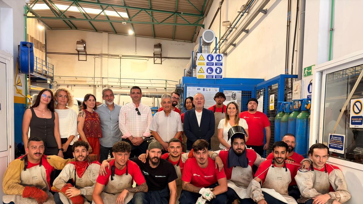 Alumnos que están formándose como soldadores y mecánicos.