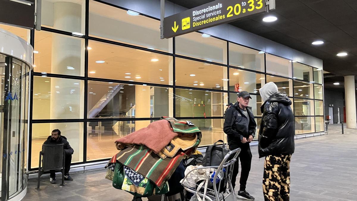 Dos hombres sin hogar, expulsados del aeropuerto de Barcelona, la madrugada del miércoles.