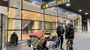 Dos hombres sin hogar abandonan el aeropuerto de Barcelona, la madrugada del miércoles.