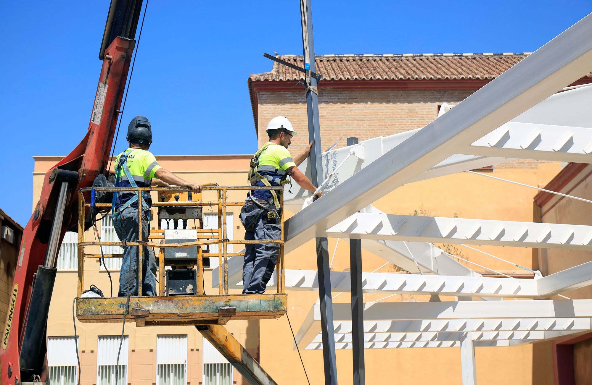 Imagen de los trabajos de desmontaje de la pérgola de Santo Domingo