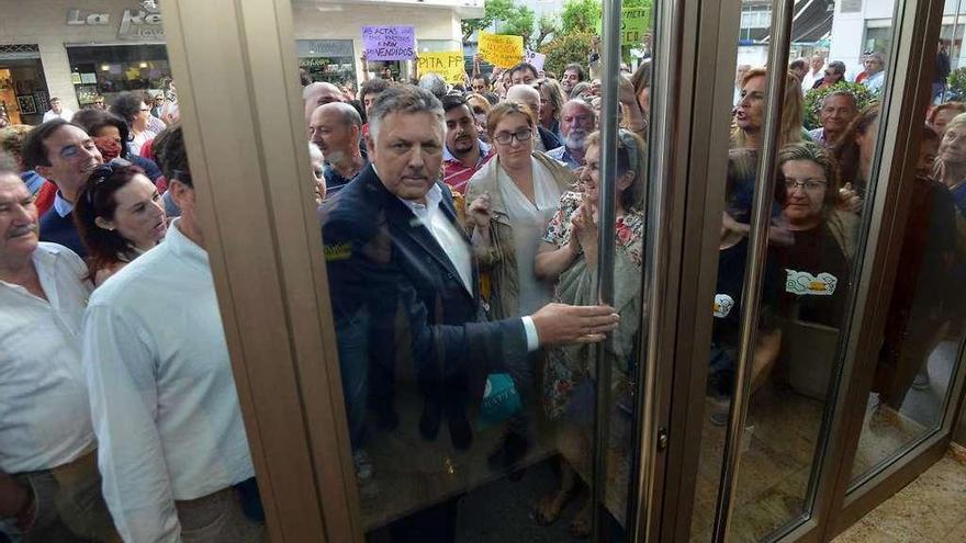 Telmo Martín accede al salón de plenos del Concello de Sanxenxo en la sesión del pasado lunes. // G.S.