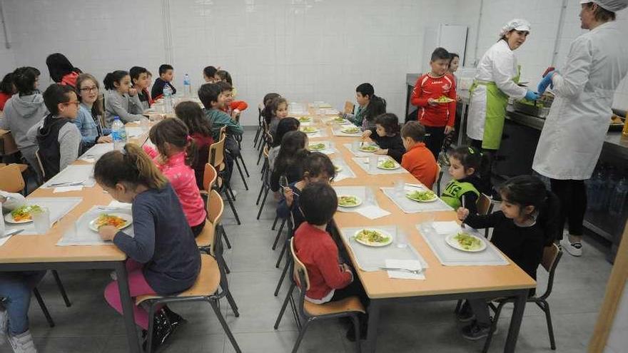 Varios niños en el comedor de su colegio.