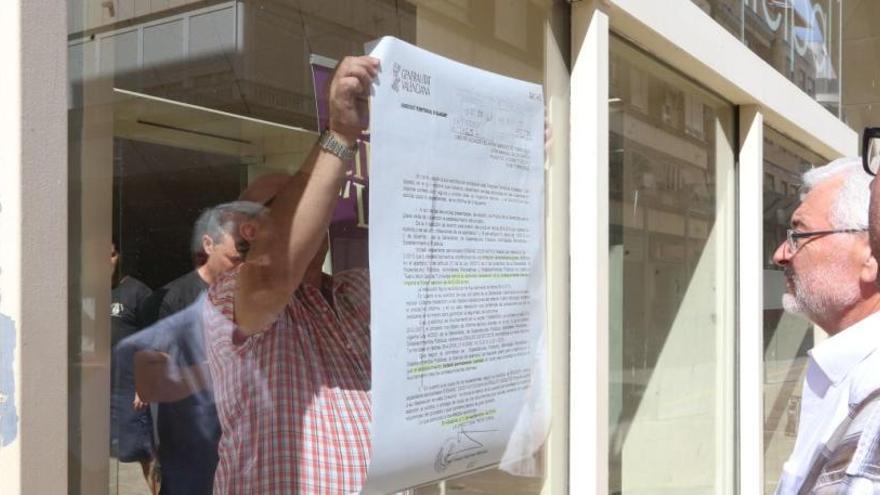 El Ayuntamiento coloca ahora carteles en el teatro para explicar por qué sigue cerrado