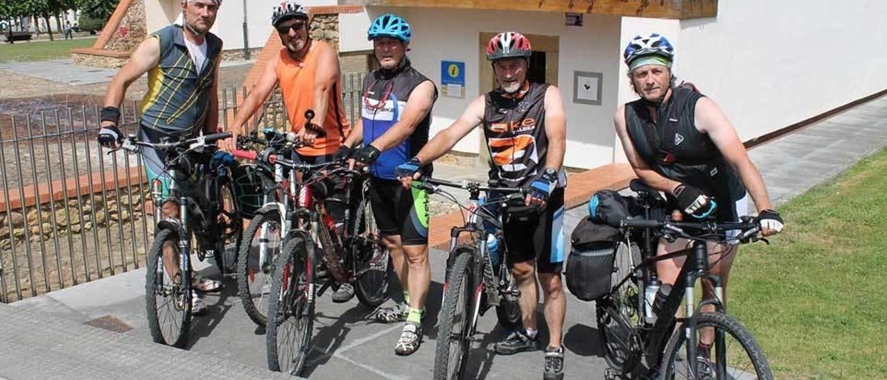 Por la izquierda, los peregrinos Javier Izkoa, José Luis Bahamonde y los hermanos José María, Manu y Jesús Méndez, ayer, en la Pola.