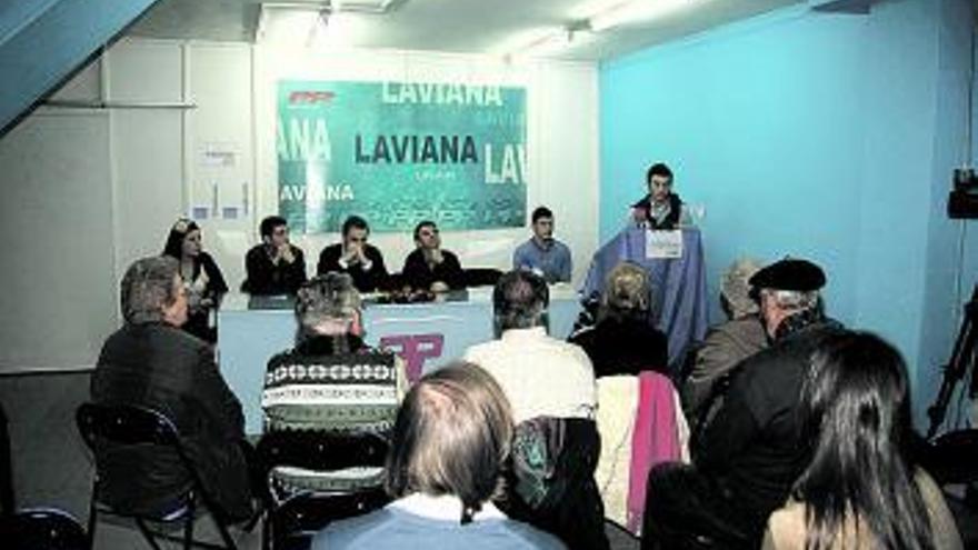 Asistentes al acto en la sede del PP de Laviana.