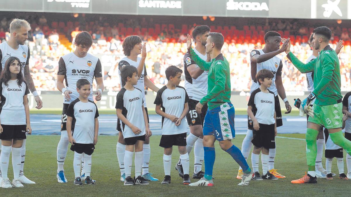 El &#039;6&#039; es el refuerzo prioritario para la afición del Valencia CF