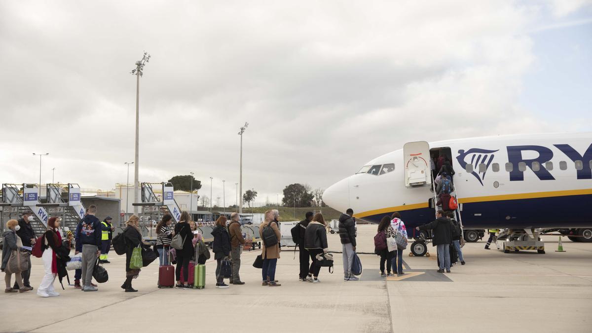 Viatgers embarcant en un avió de Ryanair a Girona, en una imatge d'arxiu.