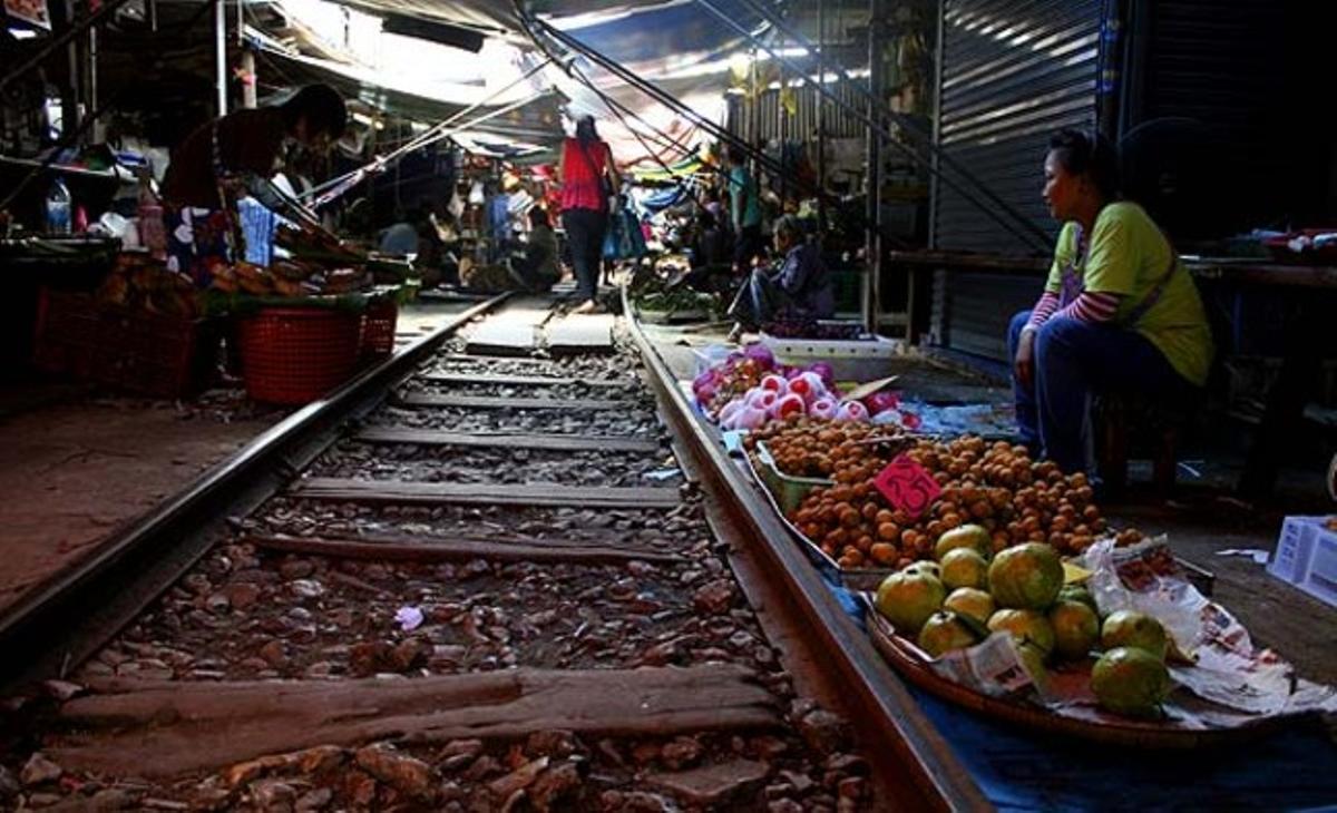 Els venedors del Mercat de la Mort a Tailàndia són ràpids muntant i desmuntant les seves paradetes, ja que han de deixar pas al ferrocarril que diàriament travessa, literalment, el basar.