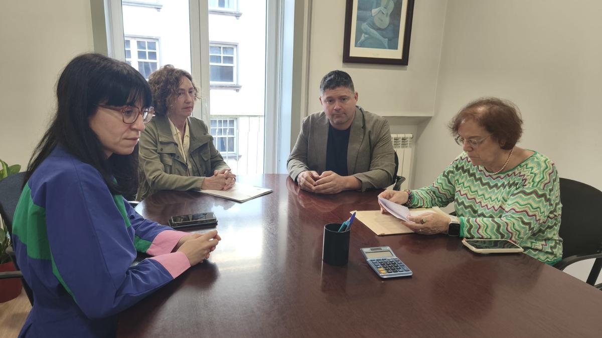 Manu Lourenzo y responsables del Sergas firman en Santiago la recepción de los terrenos para el centro de salud de Soutomaior.
