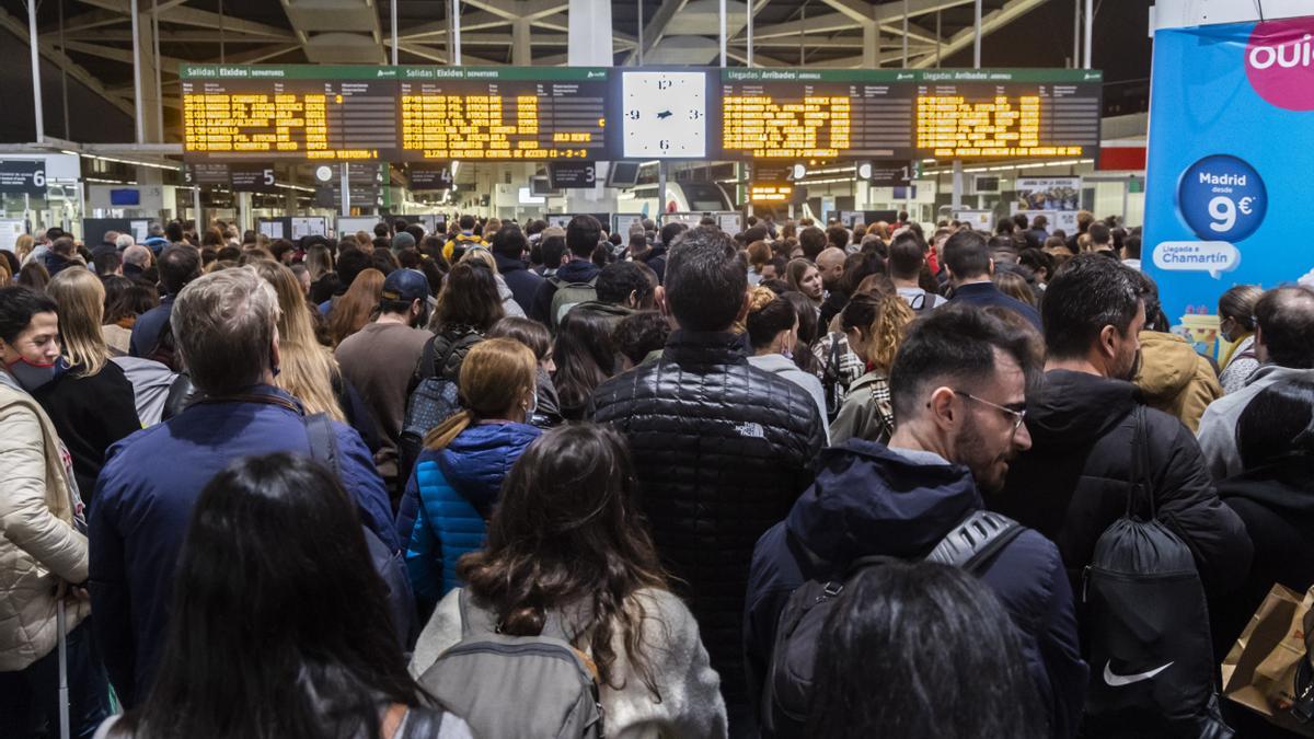 Estación del AVE Joaquin Sorolla, durante el puente de la Constitucion y el Pilar