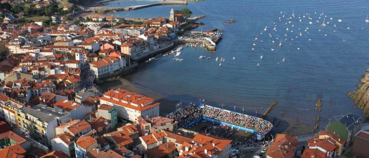 Vista de Luanco durante el desarrollo del Torneo de Tenis Playa en La Ribera.