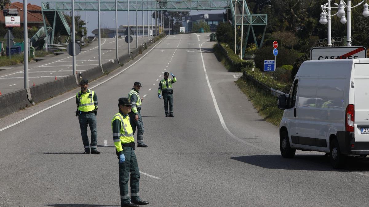 Un control de la Guardia Civil en la AS II a la altura de Casares