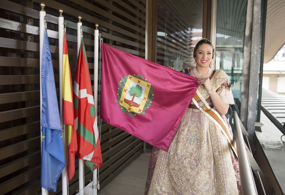 Ainhoa Rivera Tejados con la bandera de la villa de Amorebieta, en cuyo ayuntamiento fue recibida con honores
