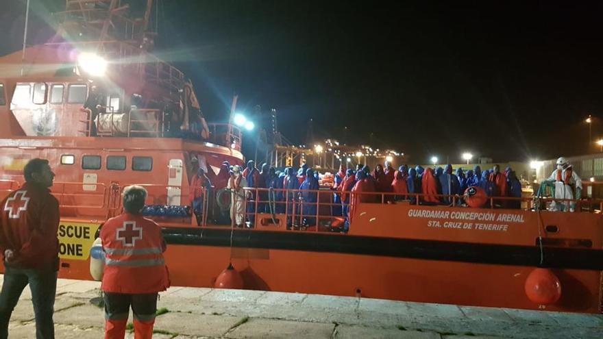 Los inmigrantes rescatados en la tarde del martes, llegando a puerto.