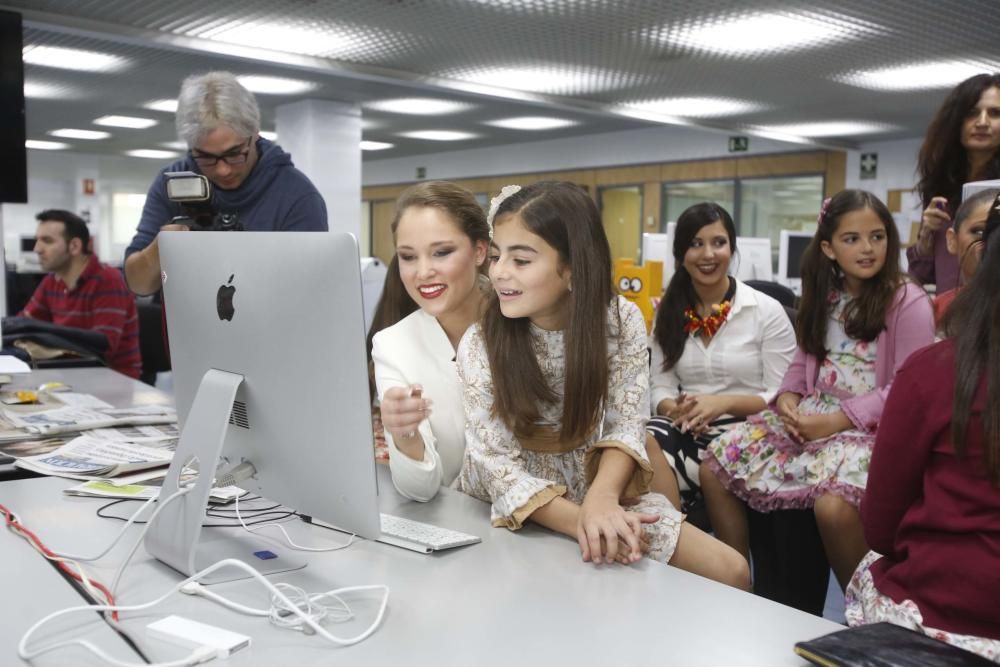 La Bellea del Foc y la Infantil, acompañadas de sus damas, visitaron la redacción del periódico y respondieron a las preguntas de los lectores en un encuentro digital