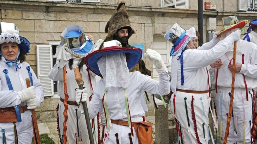 Los &quot;Troteiros&quot; de Bande recorriendo las calles de la localidad. // Brais Lorenzo