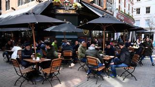 ¿A qué hora cierran los bares y restaurantes en Europa?
