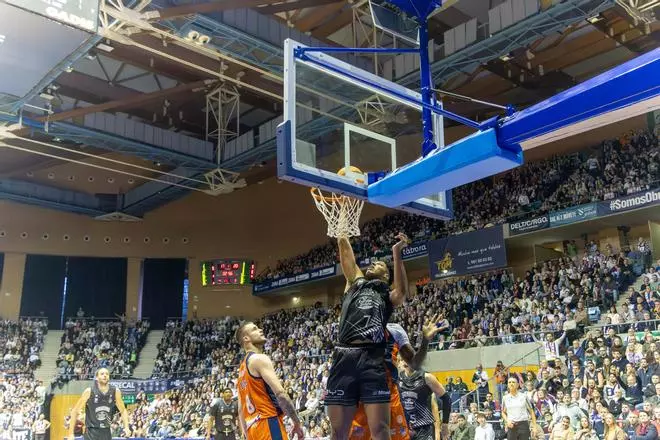 El Obradoiro tumba al Coruña y acaba con su imbatibilidad en el derbi