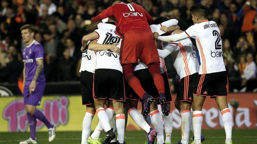 Los jugadores del Valencia celebran su victoria frente al Madrid en Mestalla.