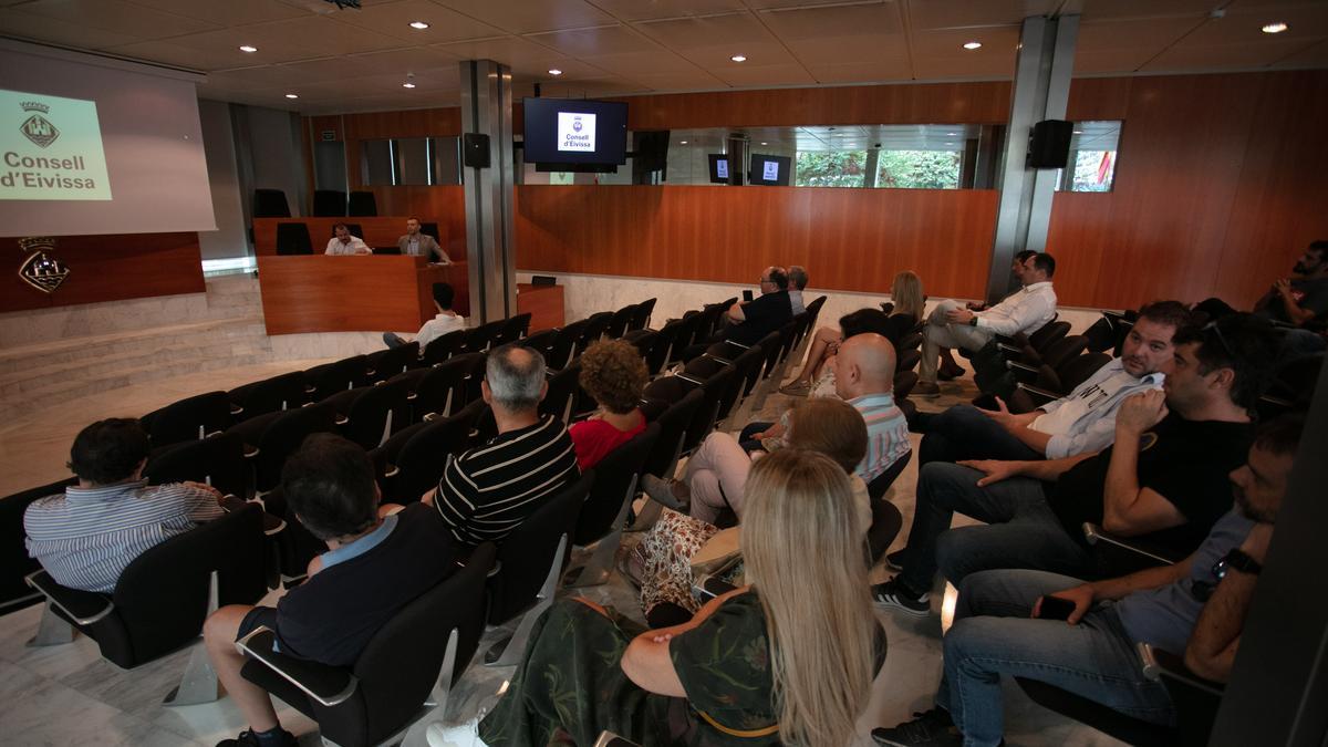 Miguel Carranza y Carlos Fernández, ayer, durante su charla en el Consell, a la que no asistió ningún político del PP y sólo uno del PSOE.