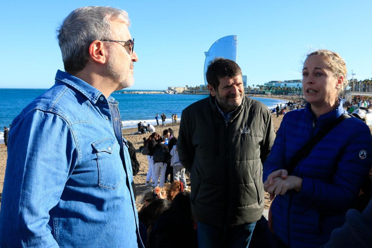 Collboni, junto al teniente de alcalde Albert Batlle y la gerente de Servicios Urbanos, Sonia Frías, este lunesen la playa de Sant Sebastià.