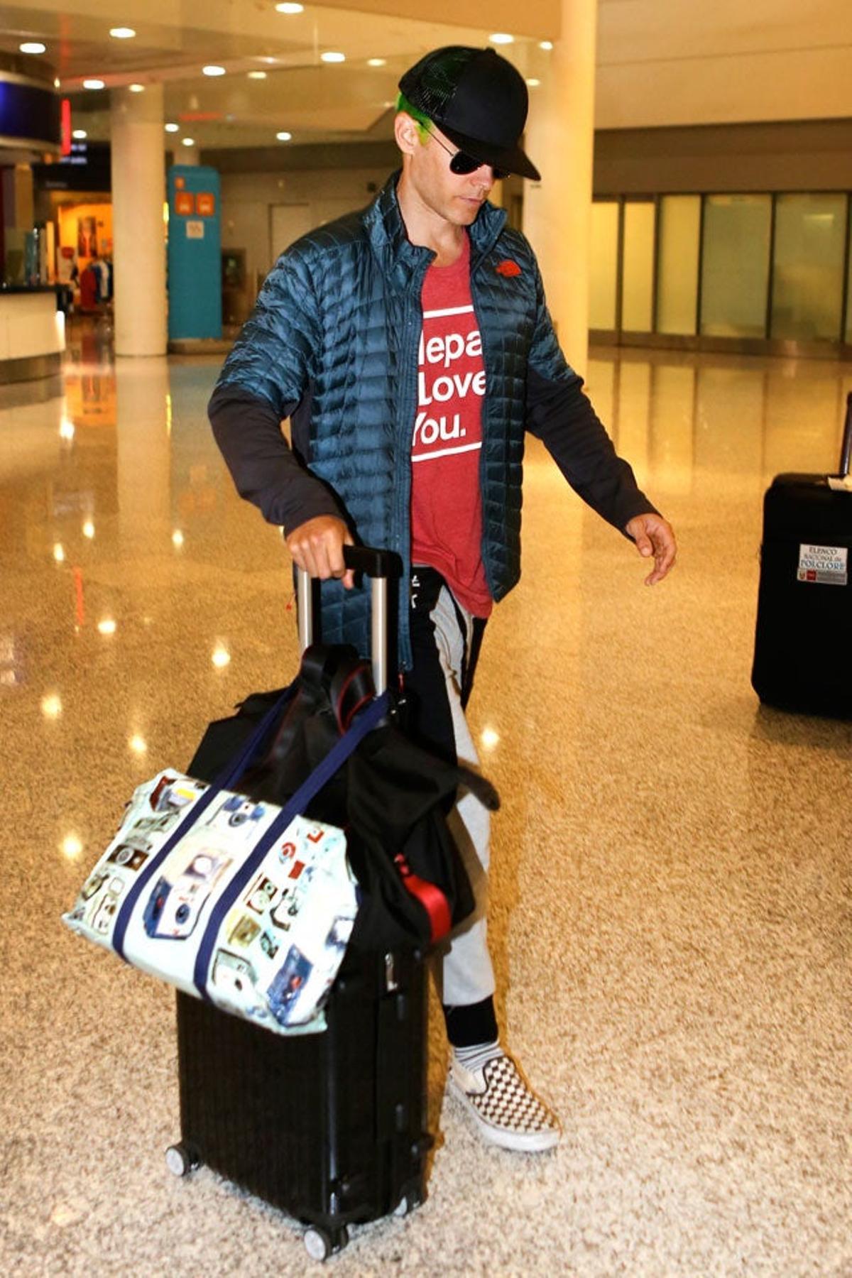 Jared Leto no pasa desapercibido a su llegada al aeropuerto de Toronto