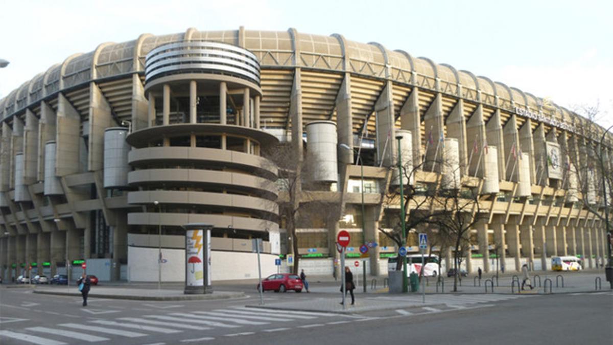 La calle Santiago Bernabéu podría desaparcer próximamente