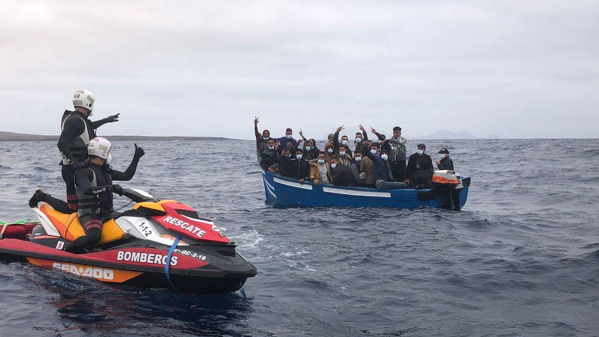 Efectivos del Consorcio de Emergencias de Lanzarote junto a la patera de este viernes cercana a Pedro Barba, en La Graciosa.