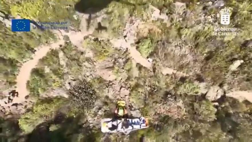 El helicóptero del GES rescata a una senderista en el Barranco del Infierno