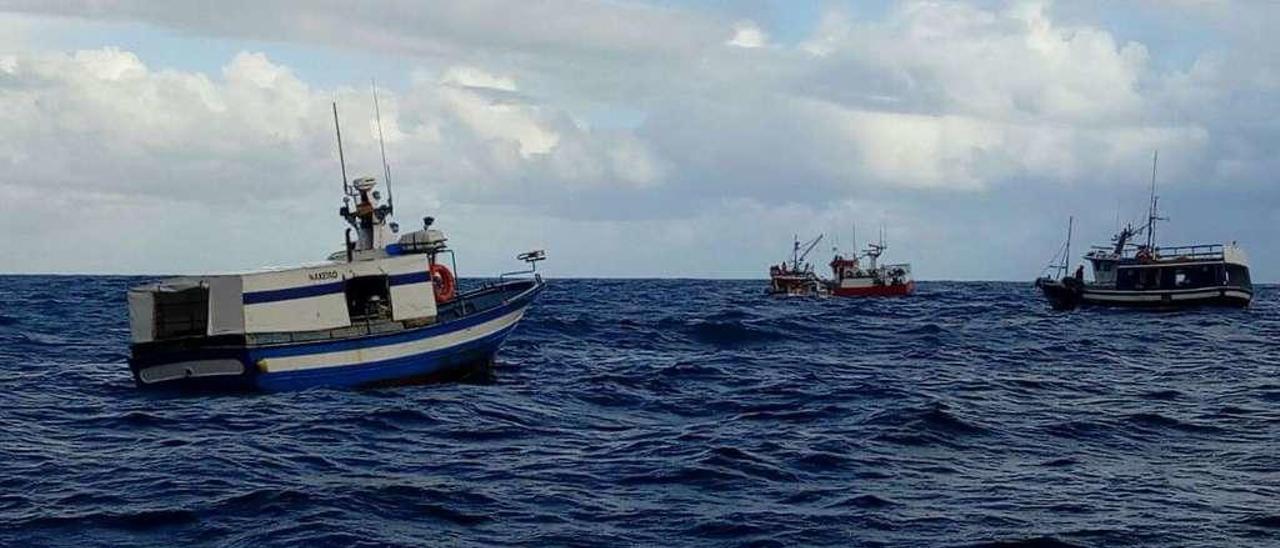 Barcos arousanos en plena captura de caballa en aguas de Burela. // FdV