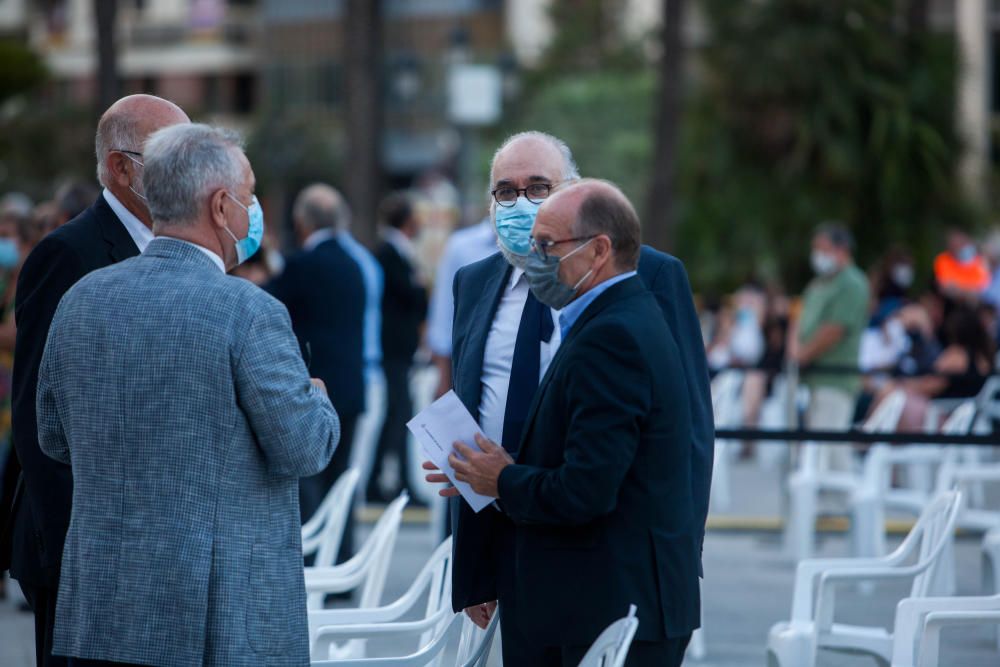 Homenaje a las víctimas del COVID en la plaza del ayuntamiento